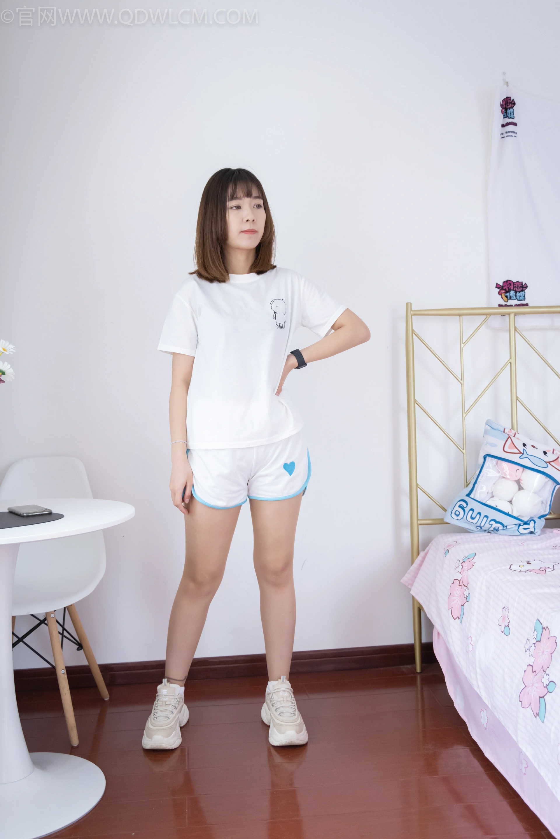 物恋传媒 NO.1033 婷婷-运动鞋、白棉袜、肉丝 1